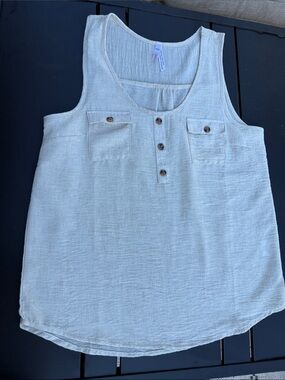 Guilty size med casual Light Cream Sleeveless Button-Front Tank Top
